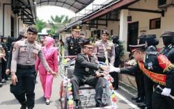 Momen Berkesan, Kapolres Jombang Kayuh Becak Antarkan Anak Buah yang Pensiun
