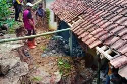 Satu Keluarga di Garawangi Mengungsi Usai Rumah Dihantam Longsor