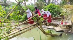 Potret Pendidikan Menyedihkan: Siswa SDN Cikandong 2 Terpaksi Lewat Jalur Ekstrem Jembatan Rapuh