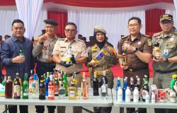 Satpol PP Samarinda Sita Ribuan Botol Miras Ilegal, Diblindas Bulldozer