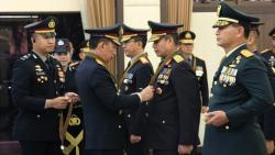 Kapolri Anugerahkan Tanda Kehormatan kepada Perwira Polri dan TNI