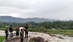 Jembatan Penghubung Antar Desa Terputus di Kecamatan Tanggeung Terputus Diterjang Banjir Bandang
