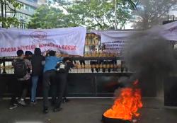 Gedung DPRD Bogor Dikepung Aksi Mahasiswa, Massa Bakar Ban dan Tuntut Reformasi Dewan