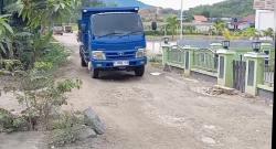 Jalan Aspal di Suku 4 Tambahrejo Kini Hancur, Praktisi Hukum Desak Transparansi Tambang Galian C