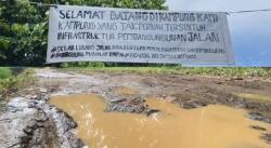 Kesal Tak Pernah Diperbaiki, Warga Lebak Tempel Spanduk Sindir Pemerintah di Jalan Berlumpur