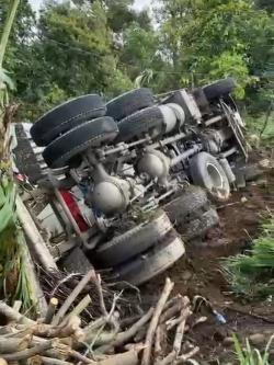 Truk Molen Bermuatan 7 Kubik Cor Beton Terguling, Hantam Kamar Tidur Warga Boyolali