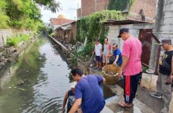 Warga Surabaya Gotong Royong Cegah Banjir di Musim Hujan