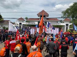 Aksi Karawang Poek, Ribuan Buruh dan Mahasiswa Geruduk Kantor Bupati Karawang