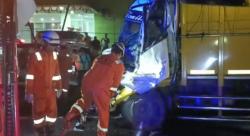 Kernet Truk Tewas Usai Hantam Mobil Boks di Jalur Arteri Jombang, Tubuh Terjepit Sulit Dievakuasi