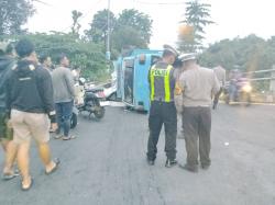 Truk Bermuatan Kertas Rol Terguling di Overpass Masangan Wetan Sukodono