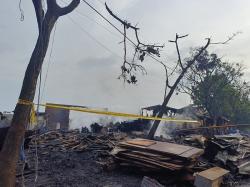 Suasana Pasca Kebakaran Sukahaji Bandung, Warga Mulai Bersihkan Sisa-sisa Kios yang Terbakar