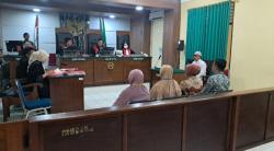 Jalani Persidangan di PN Tuban, ini Tampang Terdakwa Kasus Dugaan Penipuan SBKKN