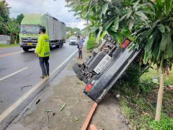 Lepas Kendali, Mobil Pikap Tabrak Tiang hingga Terguling di Jalan Nasional Kulonprogo