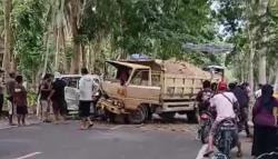 Kecelakaan Hebat di Liposos! Truk Nyelonong, Innova Ringsek, Warga Berhamburan Tolong Korban!