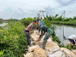 Tanggul Sungai Silempeng Jebol, Warga TNI Polri, Kerja Bakti Perbaikan