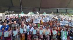 AHY Serahkan SHM kepada Warga Transmigrasi Ponu TTU Setelah Penantian 25 Tahun