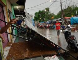 Atap Kios di Pasar Jatibarang Ambruk Usai Diguyur Hujan Deras dan Angin Kencang, Tak Ada Korban Jiwa