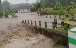 Diduga Karena Cek Dam, Sungai Soko Meluap! Jalan dan Jembatan di Temayang Rusak Parah