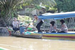 Polisi Berbagi dengan Nelayan di Tepian Sungai Siak