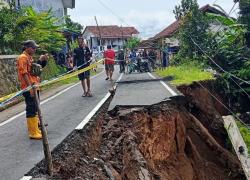 Akses Jalan Cipasung-Subang Longsor, Terapkan Sistem Buka Tutup Jalan
