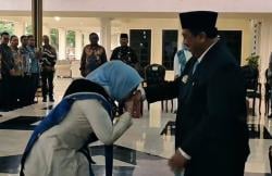 Usai Dikukuhkan Bunda PAUD Jombang, Yuliati Cium Tangan Warsubi