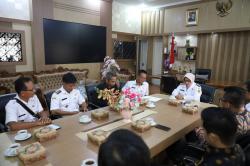 Bupati Purworejo Serahkan Tali Asih kepada Keluarga Korban Laka Laut di Pantai Dewaruci Jatimalang