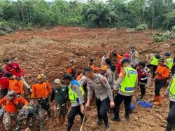 Bencana Tanah Longsor di Cibeunying Majenang Cilacap, 20 Korban Hilang Belum Ditemukan