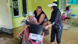 Banjir Ciganjeng : Lansia Dievakuasi, Ratusan Rumah Terendam Sejak Tengah Malam