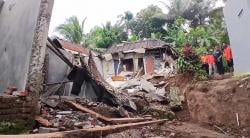 Belasan Rumah Ambruk, 62 Warga Purbalingga Mengungsi Akibat Tanah Bergerak