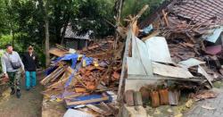 Curah Hujan Tinggi! Rumah Warga Pandeglang Ambruk, Pemilik Nyaris Jadi Korban
