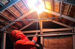 APD Mirip Astronot, Damkar Pemalang Berhasil Musnahkan Sarang Tawon Vespa