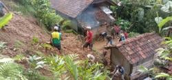 Tanah Longsor Ancam Bangunan Rumah, TNI dan Warga Turun Tangan