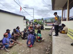 Sat Binmas Tolikara Dampingi Penyelesaian KDRT, Pasangan Pilih Jalan Damai Lewat Adat