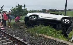 Diduga Lalai Saat Melintas, Mobil Tertemper KA Batara Kresna di Sukoharjo, 2 Orang Terluka