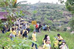 Pengunjung dari 6 Negara Jelajah Geopark Wonocolo, Borong Oleh-oleh Khas Bojonegoro