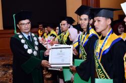 Pesan Moral Rektor Basri Mulyani di Wisuda UGR: Masa Depan Tak Ditentukan oleh Ijazah Semata