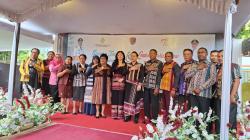 Buka Pameran dan Lomba Fashion Show Tenun Songket, Wabup Alor Minta Jaga Kwalitas Tenunan