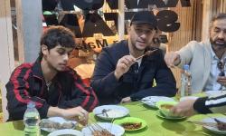 Maher Zain Santap Rawon Setan Jelang Konser di Surabaya