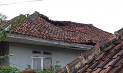 Rumah Warga di Cipakem Nyaris Ambruk Dihantam Hujan Deras, Penghuni Dievakuasi