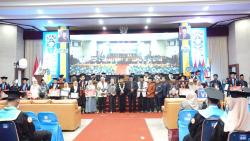 Kukuhkan 490 Wisudawan: Unirow Tegaskan Mutu, Integritas Akademik, dan Pembangunan Berkelanjutan