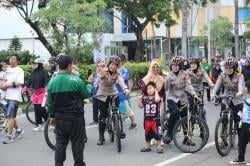 Hadirkan Rasa Aman, Polwan Polres Karawang Terjunkan Patroli Humanis di CFD