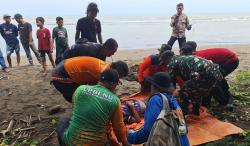 Tragis! 3 Bocah SD Terseret Arus saat Bermain di Pantai Indah Kemangi Kendal, 2 Tewas