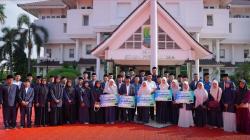 Wabup Maslani Serahkan Kadeudeuh untuk Kafilah Karawang Berprestasi di MTQH Jabar