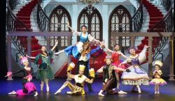 Ratusan Penari Belle Ballet School Hidupkan Kisah Beauty and The Beast di Surabaya