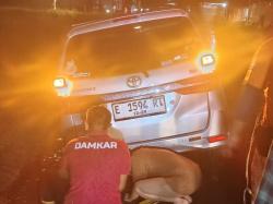 Minibus Terperosok ke Bahu Jalan di Jatibarang, Damkar Indramayu Gerak Cepat Lakukan Evakuasi