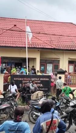 BREAKING NEWS: Polsek Ijen Digeruduk Ratusan Warga, Kapolsek Ditarik Paksa Keluar Dari Mapolsek