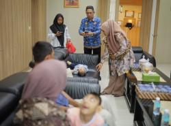 Haru Menembus Pintu Kantor Bupati, Kisah Dua Balita Pidie Jaya yang Berjuang untuk Hidup