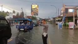 Lalu Lintas Pangandaran Terganggu Banjir dan Pelanggaran, Polisi Kerja Ganda di Operasi Zebra 2025