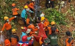 Relawan SAR di Lokasi Longsor Cilacap Divaksin Tetanus, Antisipasi Risiko Benda Tajam dan Infeksi!