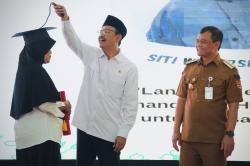 Mensos Gus Ipul Hadiri Graduasi KPM di Pemalang, Warga Sampaikan Transparansi Bansos